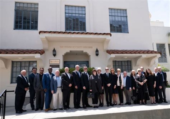 Gordon Clapp Net Worth | Celebrity Net Worth