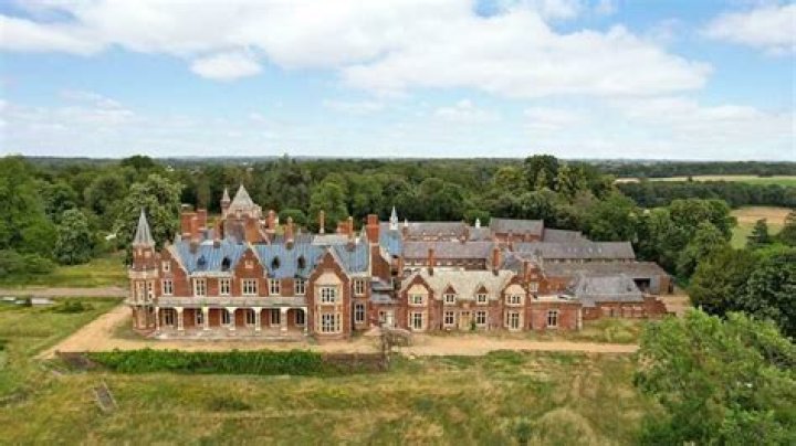 R. Kelly's 20,000 Square Foot "Chocolate Factory" Mansion - Which He Lost To Foreclosure In 2013 - Was Just Listed