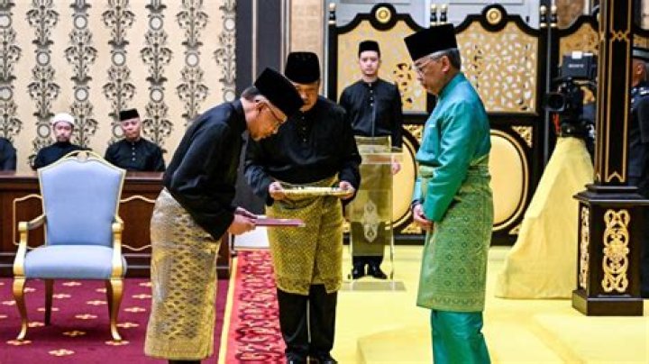 The Saudi Royal Family Gave The Malaysian Prime Minister $700 Million Cash... Just For Funsies!